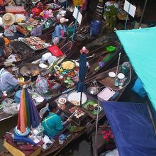 橋から見える、マーケットの風景