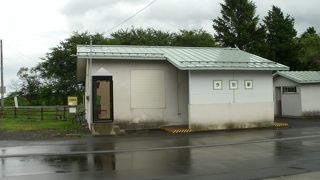 町から少し内陸にあります