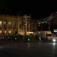 年越しイベント会場を設置中の市劇場とヒルトン（画像右手）