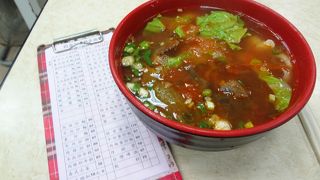 トマトと牛肉の入った刀削麺