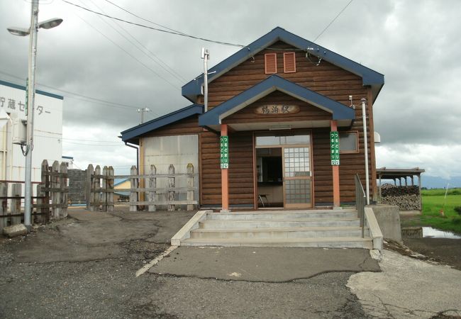 可愛い駅舎があります