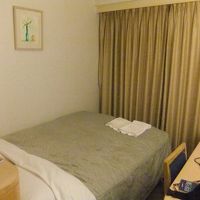 やや古くて　広くはないですが、清潔感はあります。