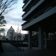 隣は国会議事堂です。