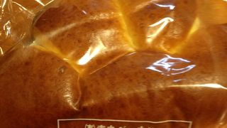 おすすめが、このクリームパンですね。このクリームパンのクリームが甘くもなくてクリーミィーなのでおすすめです。　