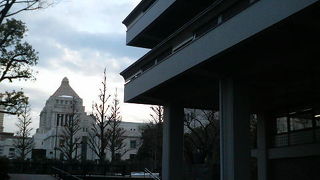 子供の頃読んだ雑誌を見て昔を懐かしむ図書館