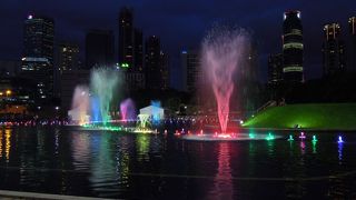 夕方17：00を過ぎるとジョギングやウォーキングを楽しむ人々でにぎわいます