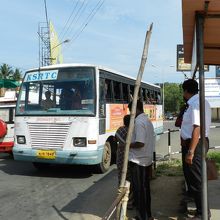 157Aのバス。空港を背にして、右側から来るバスに乗る。