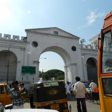 この白い門をくぐると、左手にバススタンドがある。