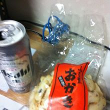 深夜に到着して辛うじてフロントで手に入れた食料です・・・