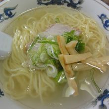 シンプルな昔ながらの塩ラーメン