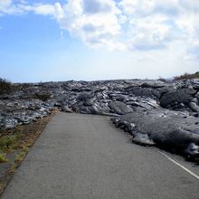 溶岩に飲み込まれた道路
