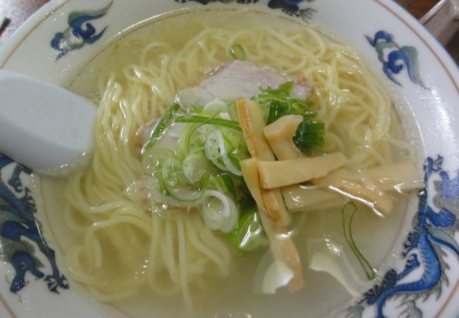 外見はラーメン屋、内装はレトロな喫茶店っぽい