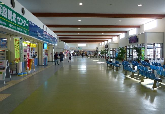 石垣港離島ターミナル内です。