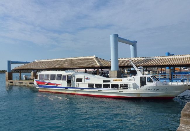 離島桟橋と高速船です。