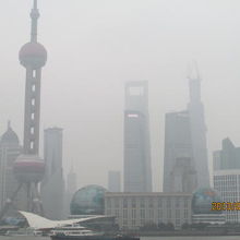 浦東の高層ビルやテレビ塔が見えます。