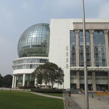 外灘側から見ると二つの球形が目印。