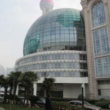 はたして球体の中がどうなっているのでしょうか？