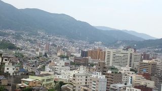 長くて急な住宅地にある階段