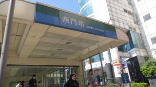 ＝西門駅＝　「台北⇔板橋」、「→中正紀念堂」　方向によってホームが上下に分かれる。