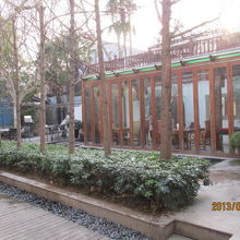 ラピス・タイは高級邸宅の庭をうまく使ったレストラン