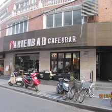 カフェとバーが一緒です。