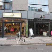 五原路と安福路の交差点。近くに店舗が集まっています。