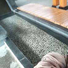 広い足湯で散歩疲れを癒せます。