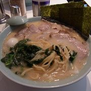 独特のクリーミーなスープ。ちょっと型破りな和歌山ラーメンです。
