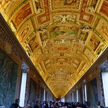 左右に地図の絵が展示されています。