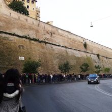 右端を曲がってもまだ長蛇の列が待ってます。予約必須ですね