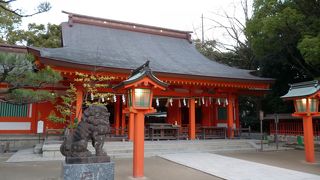 朱色の社殿が見事