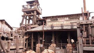 スピード感満点のジェットコースターです。