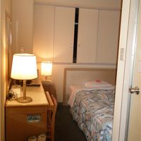 見るからに狭い。ワシントン柄の薄い布団も健在。