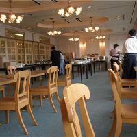 朝食会場です。窓側に座ると高松市内を一望できます。