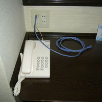 ネット回線は机の端にあります。