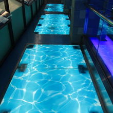 展示館内の通路は水をイメージしています。