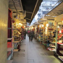 小さな露店が並ぶ通り。