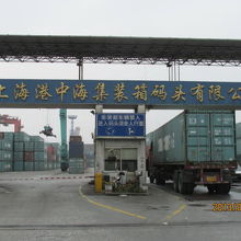 浦東側はコンテナヤード。