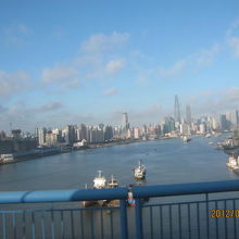 空港バス、机場四線にて楊浦大橋上から黄浦江を見る。