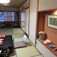 2人には広いお部屋で奥にももう1間。トイレは最新式でした。