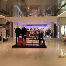 ５階の紳士服。