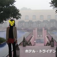 朝もやのかかったプール