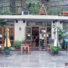 コーヒー＆レストラン。後に高級マンションが建設中。