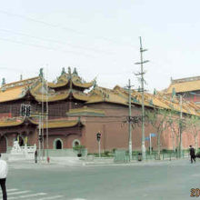 ４番出口から見た門楼、源深路を渡れば入口です。