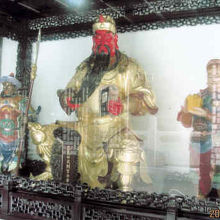 「忠義神武関聖帝君」おなじみの二人を従えた関羽