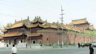 三国志の英雄の塑像が屋根の上に沢山乗っています。