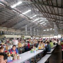 市場の中の食堂