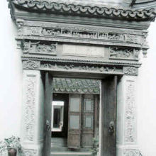細かい彫刻の施された石庫門。