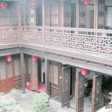 中庭を囲んで二階建ての部屋が並ぶ。廊下の飾りが美しい。