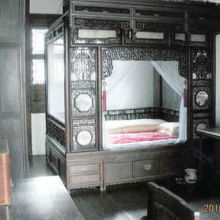 各部屋には寝台が置いてある。